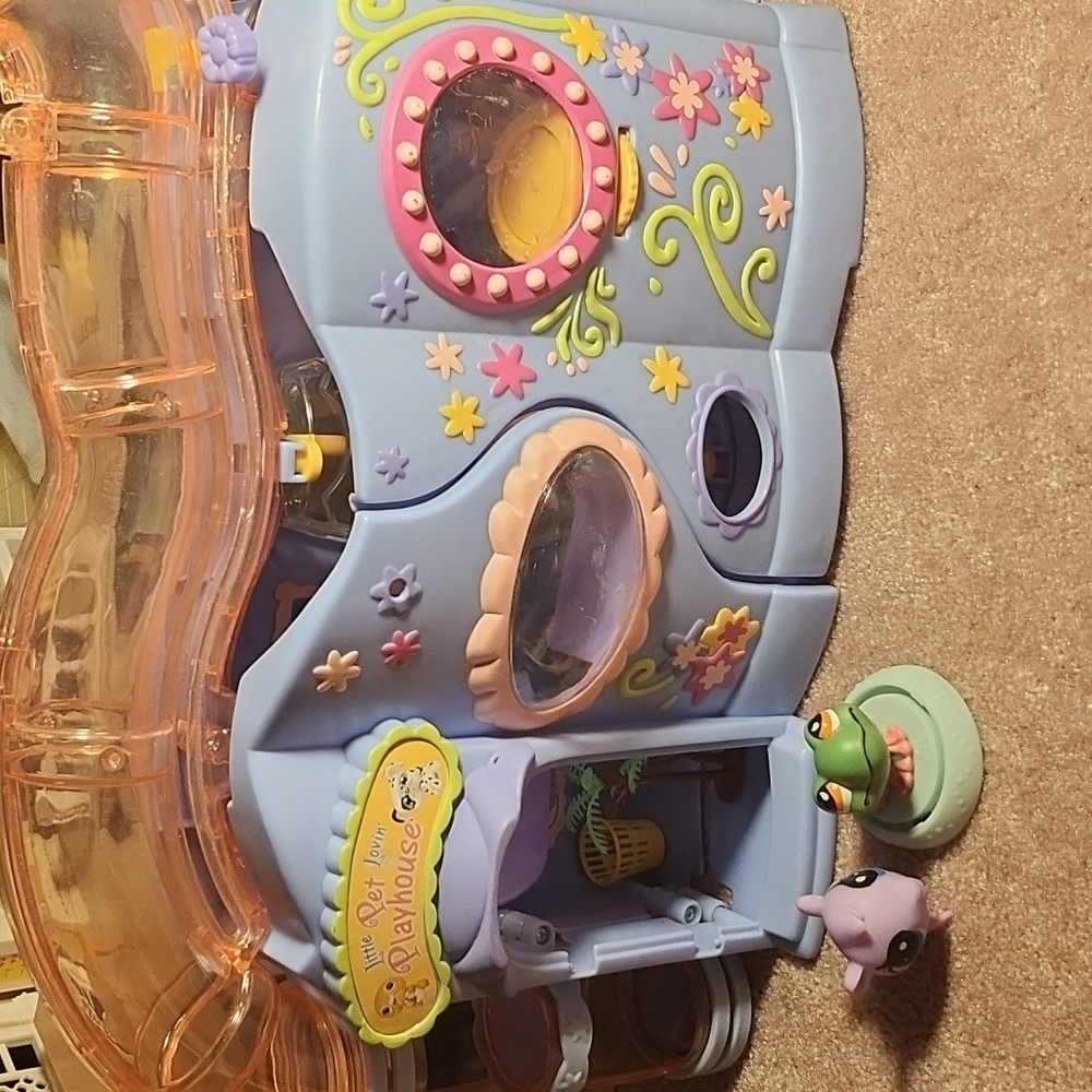 Littlest Pet Shop Pet Lovin' Playhouse (with extra Lps figures)